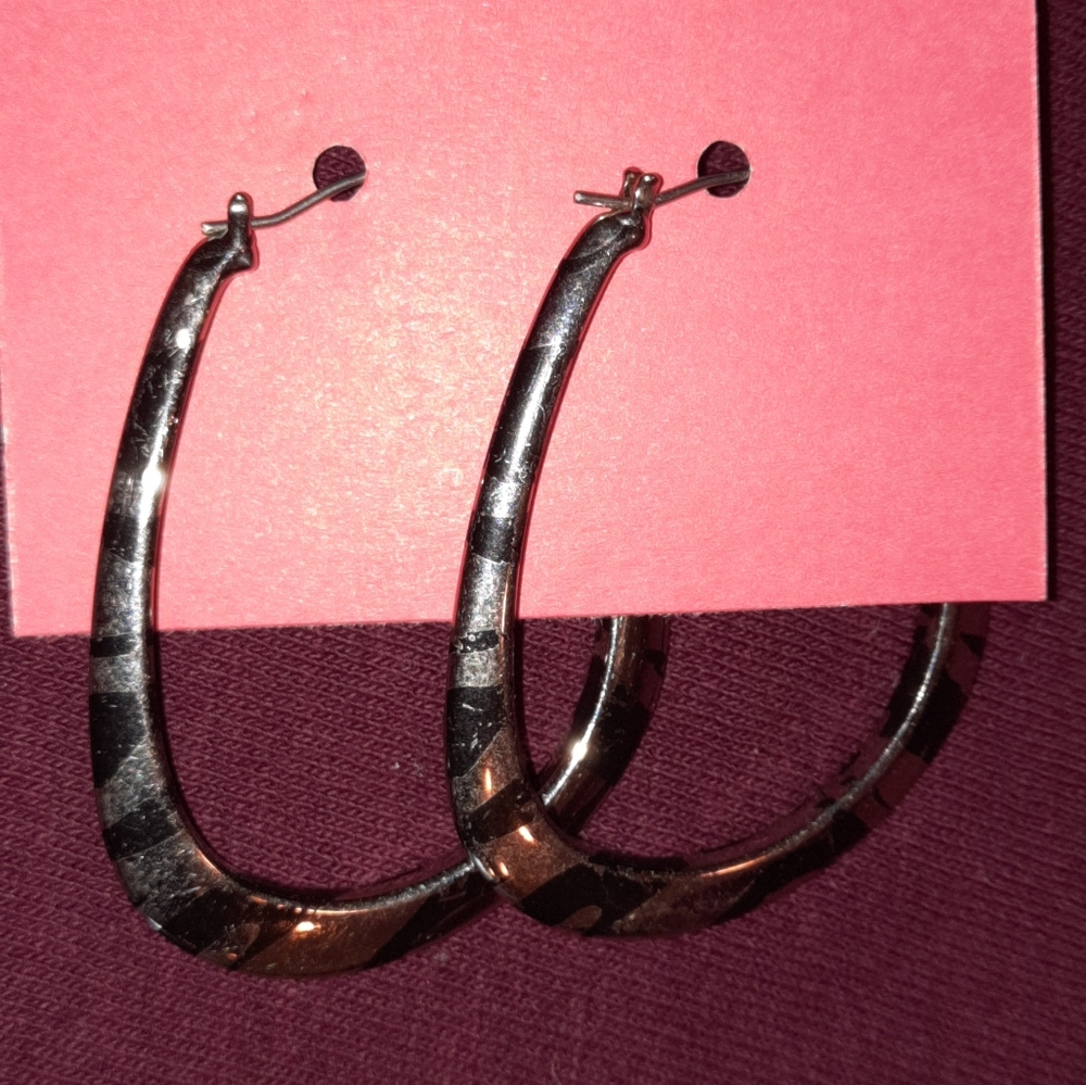 $ Elegant Silver Hoop Earrings With Abstract Black Markings Excellent Used Cond